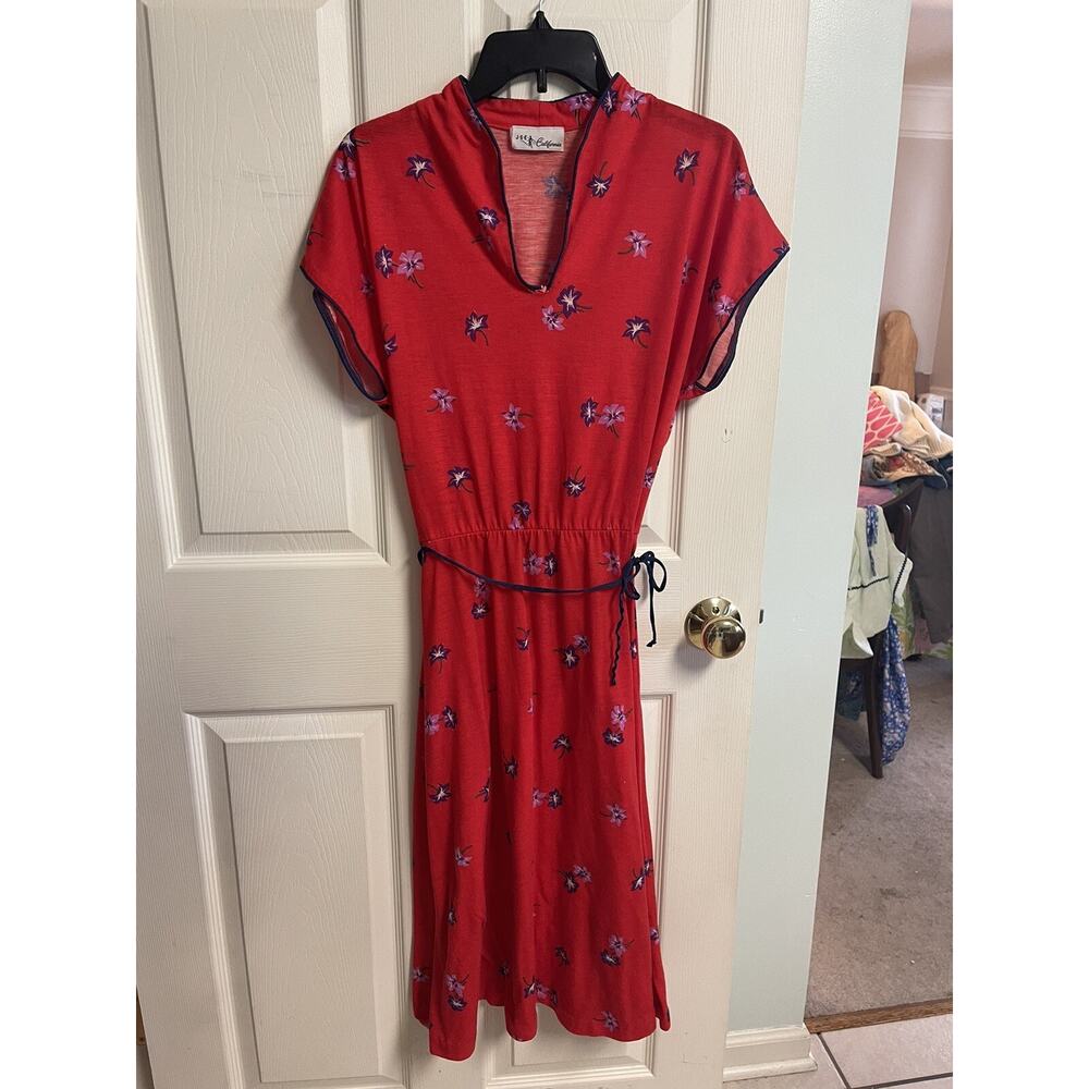 70s Red Floral Hawaiian Knee Length Dress Medium 100% Polyester Womens Tiki